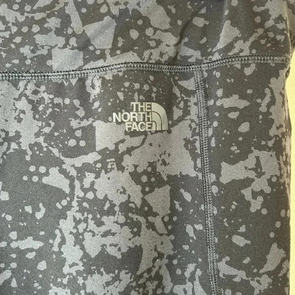 The North Face Women's Black Print Pulse Capri Tight - Picture 5 of 7